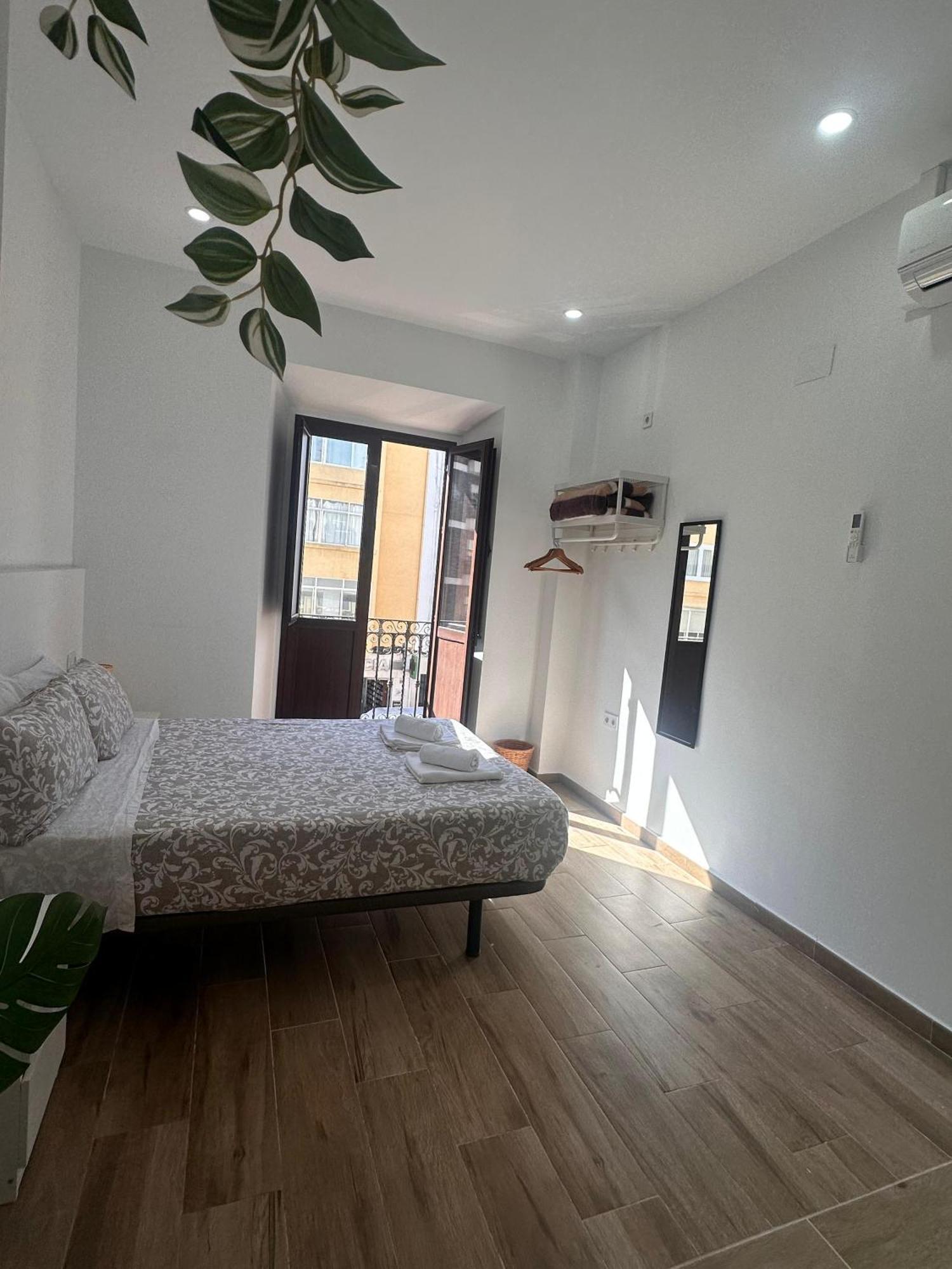 Hostal Triana Riverside *